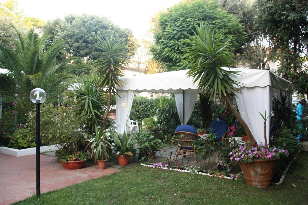 Hotel Villa Rona Forte dei Marmi Buitenkant foto